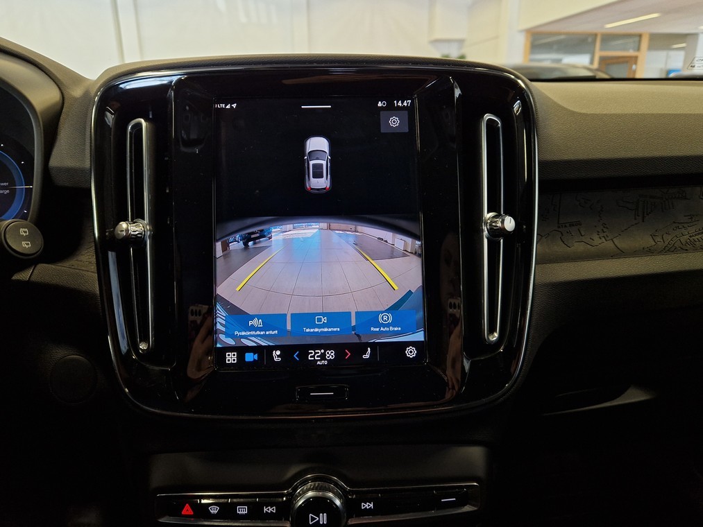 Esittelykuva VOLVO XC40 täyssähköautosta.