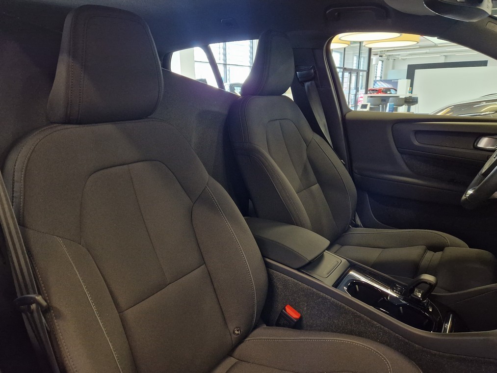 Esittelykuva VOLVO XC40 täyssähköautosta.