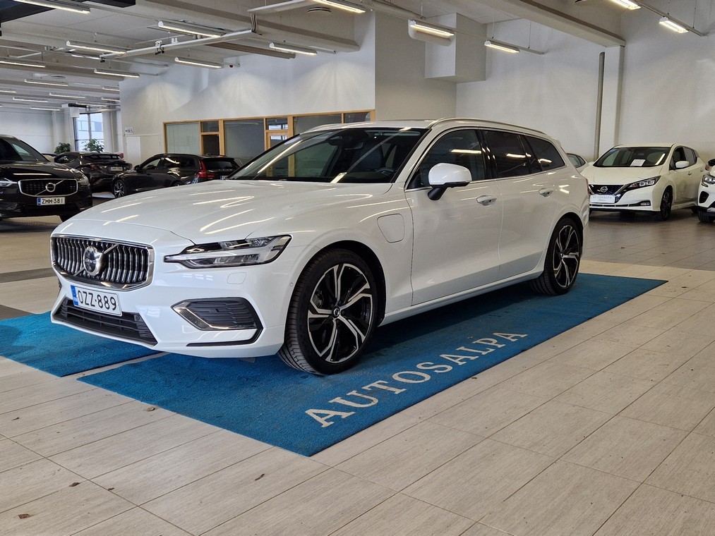 Esittelykuva VOLVO V60 lataushybridiautosta.