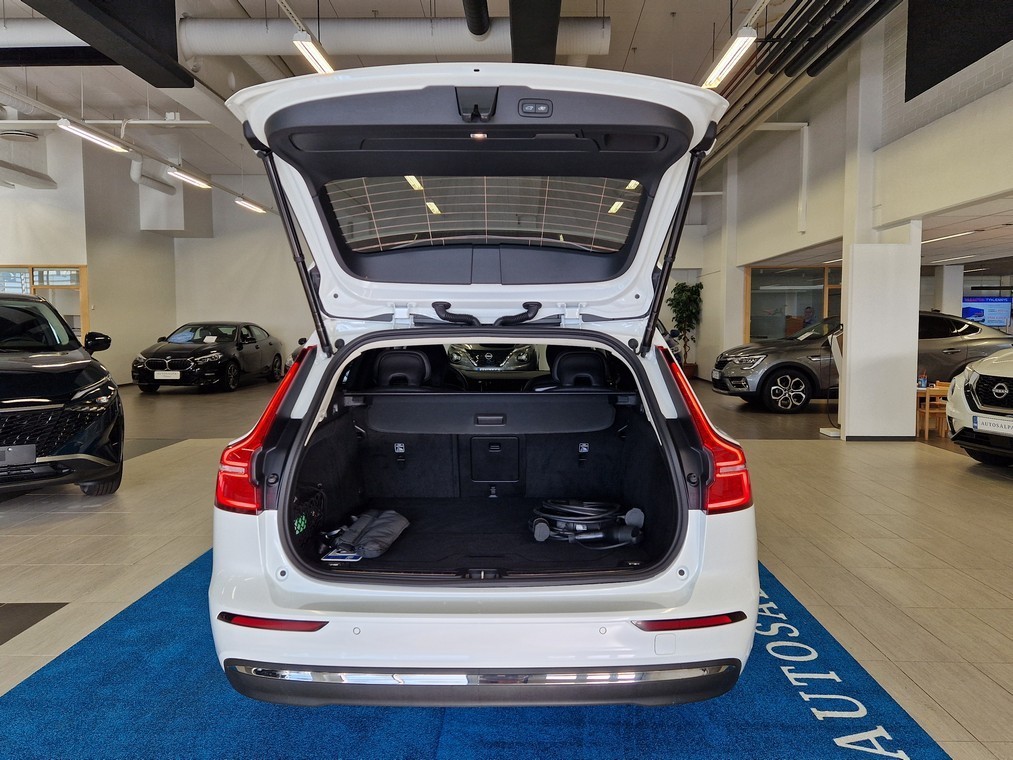 Esittelykuva VOLVO V60 lataushybridiautosta.