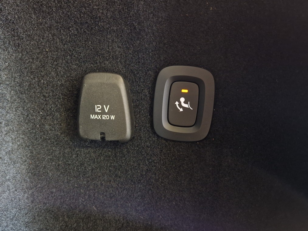 Esittelykuva VOLVO V60 lataushybridiautosta.