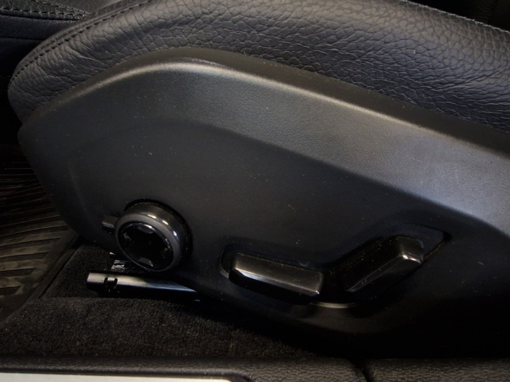 Esittelykuva VOLVO V60 lataushybridiautosta.