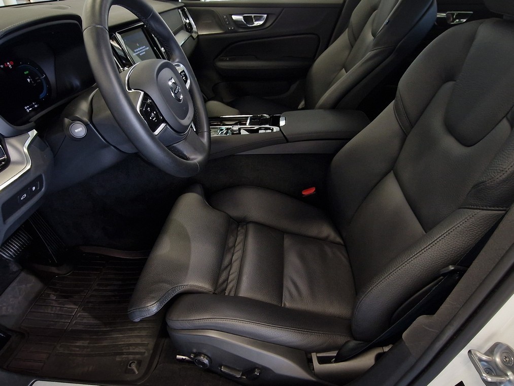 Esittelykuva VOLVO V60 lataushybridiautosta.