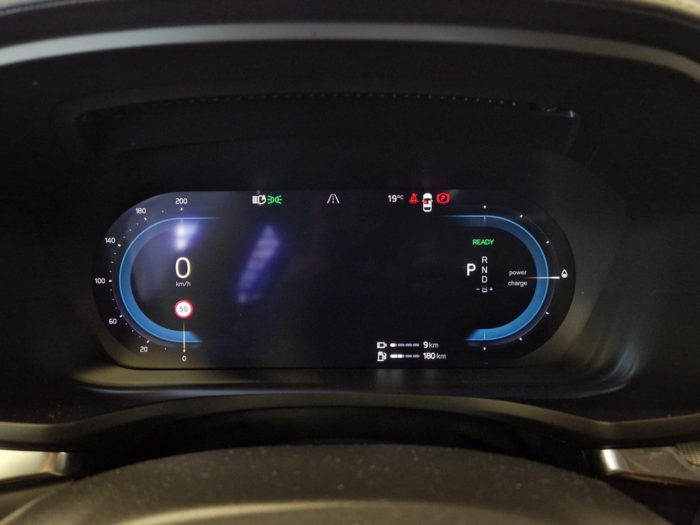 Esittelykuva VOLVO V60 lataushybridiautosta.
