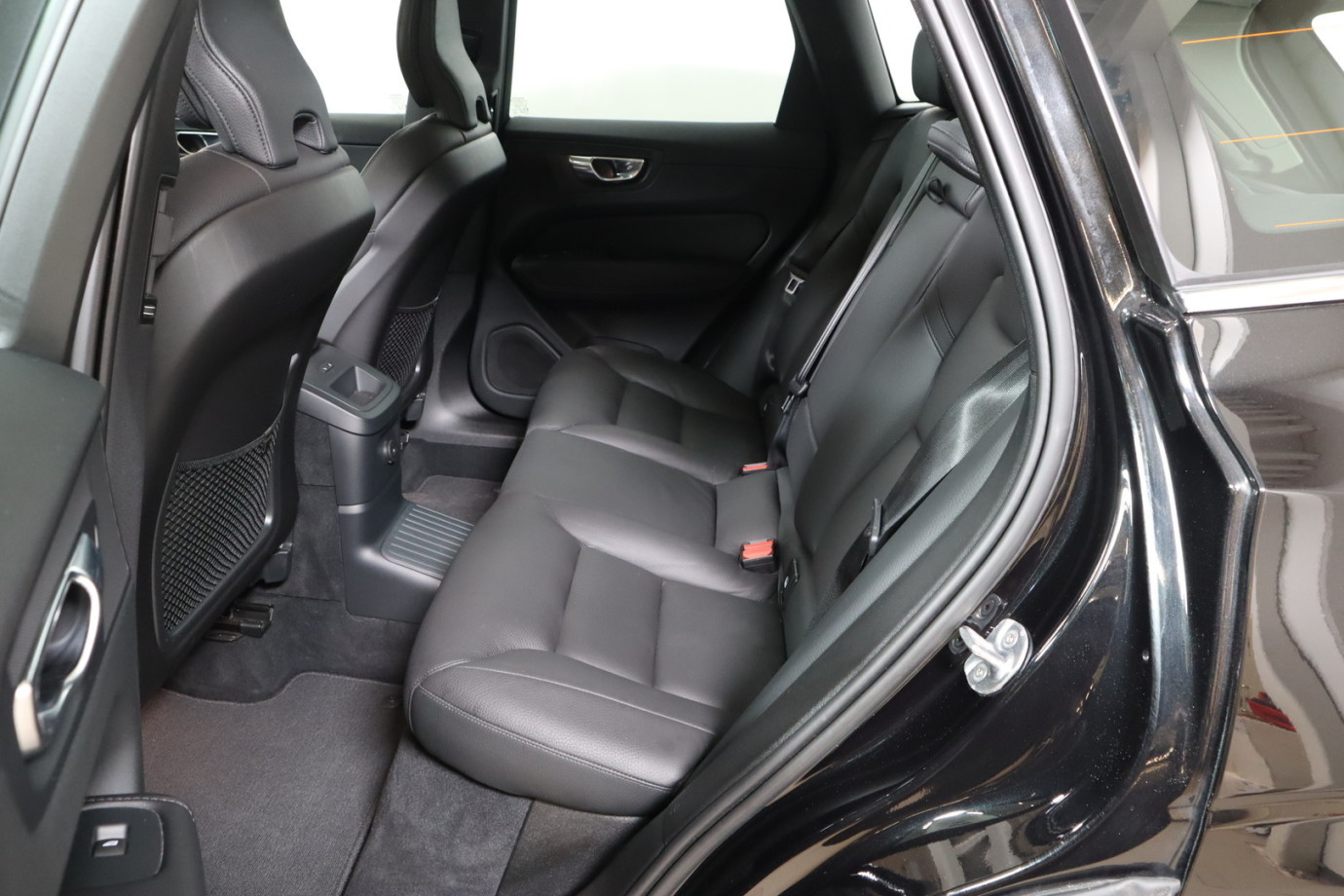 Esittelykuva VOLVO XC60 lataushybridiautosta.