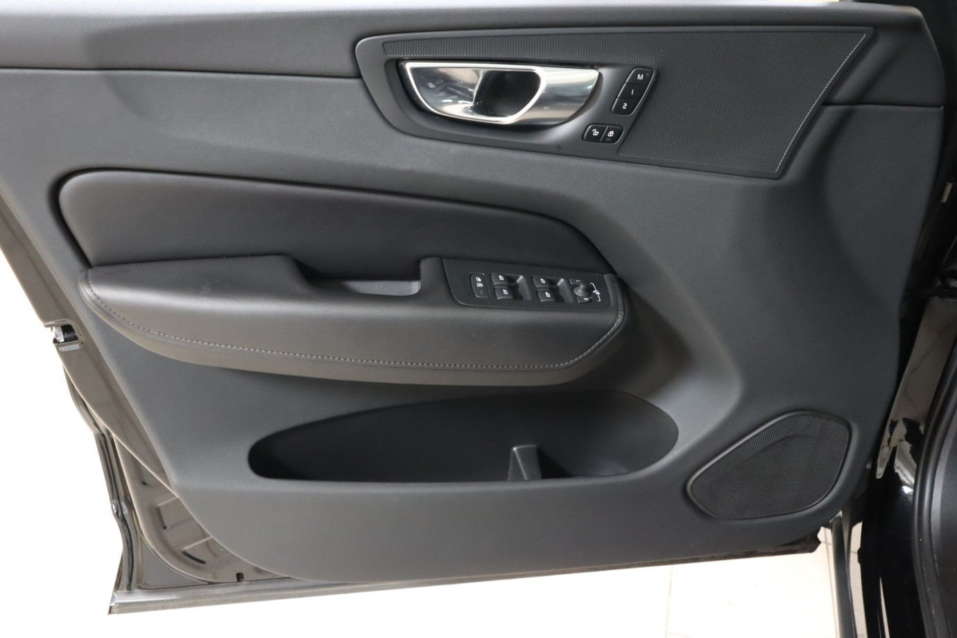 Esittelykuva VOLVO XC60 lataushybridiautosta.