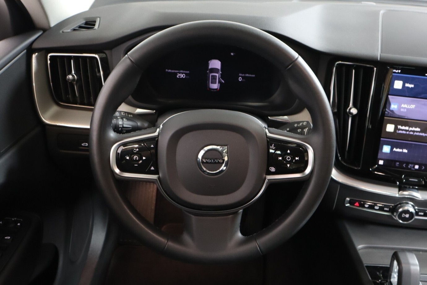 Esittelykuva VOLVO XC60 lataushybridiautosta.