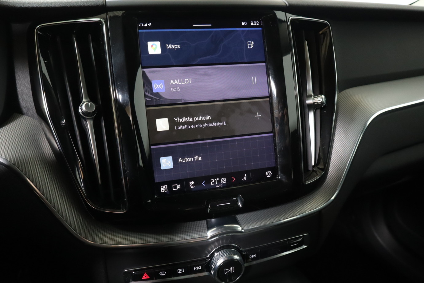 Esittelykuva VOLVO XC60 lataushybridiautosta.