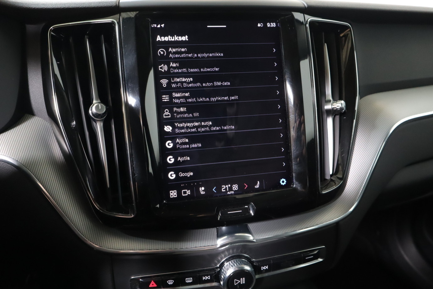 Esittelykuva VOLVO XC60 lataushybridiautosta.
