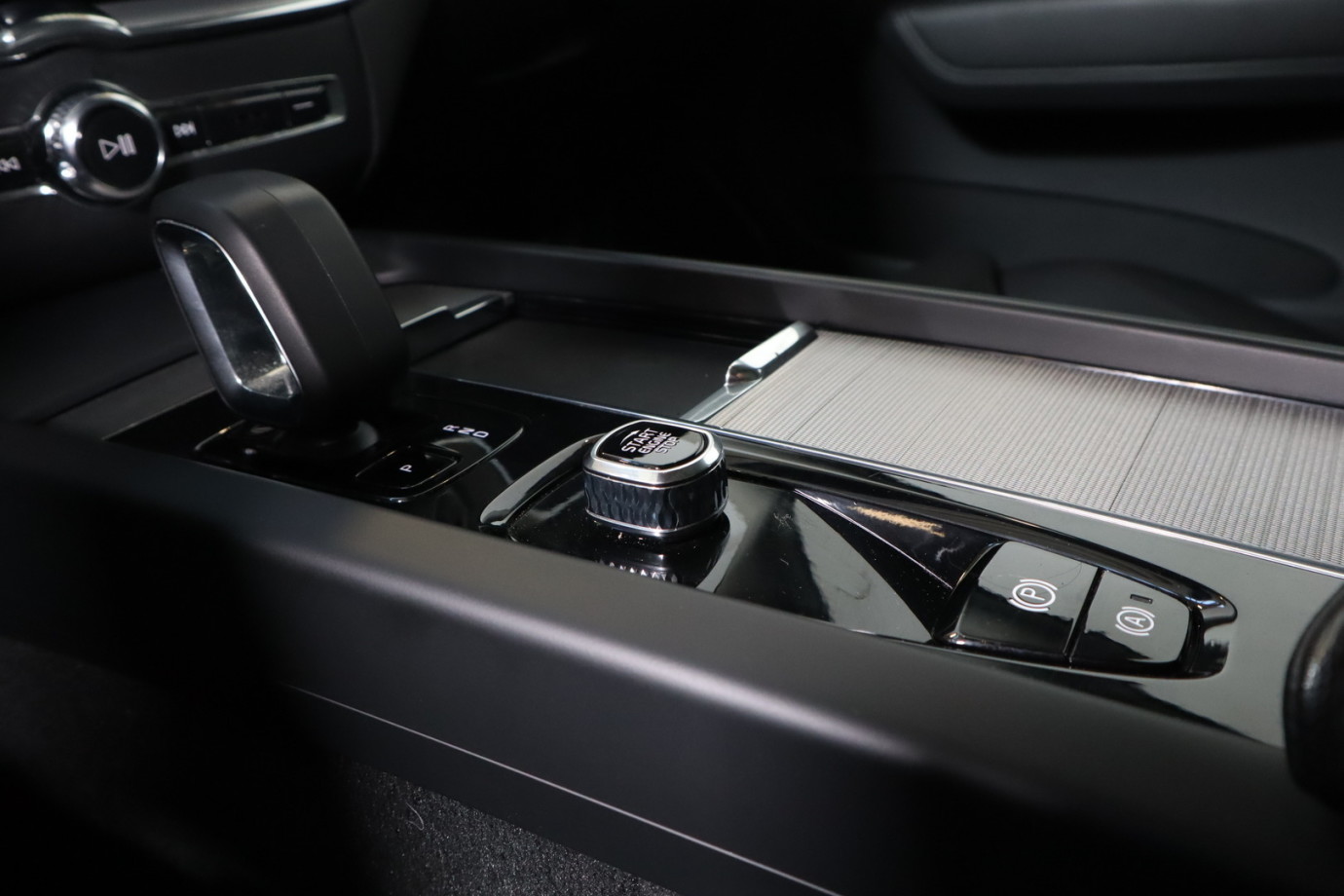 Esittelykuva VOLVO XC60 lataushybridiautosta.
