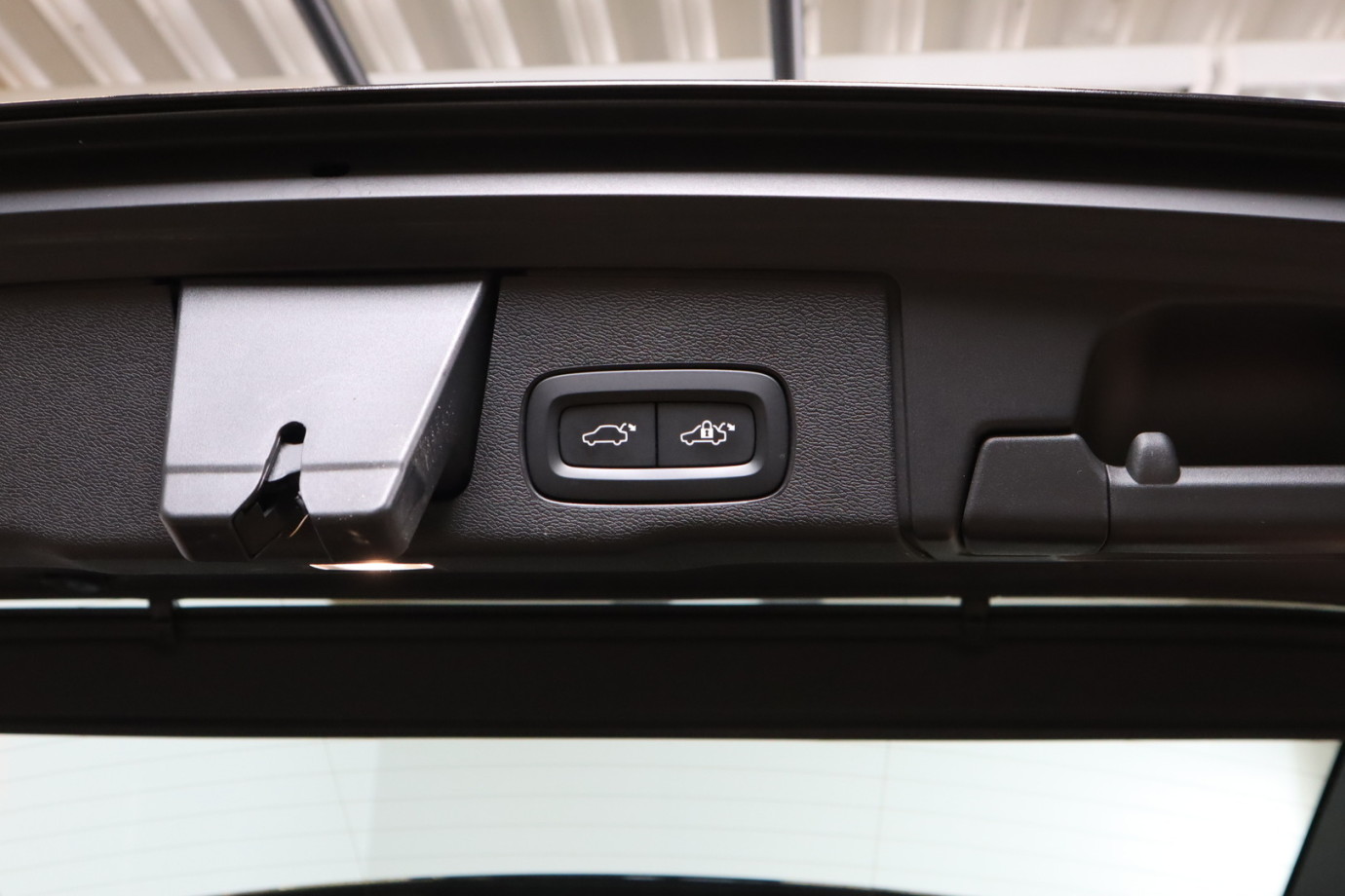Esittelykuva VOLVO XC60 lataushybridiautosta.