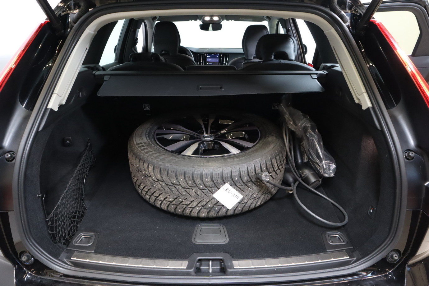 Esittelykuva VOLVO XC60 lataushybridiautosta.