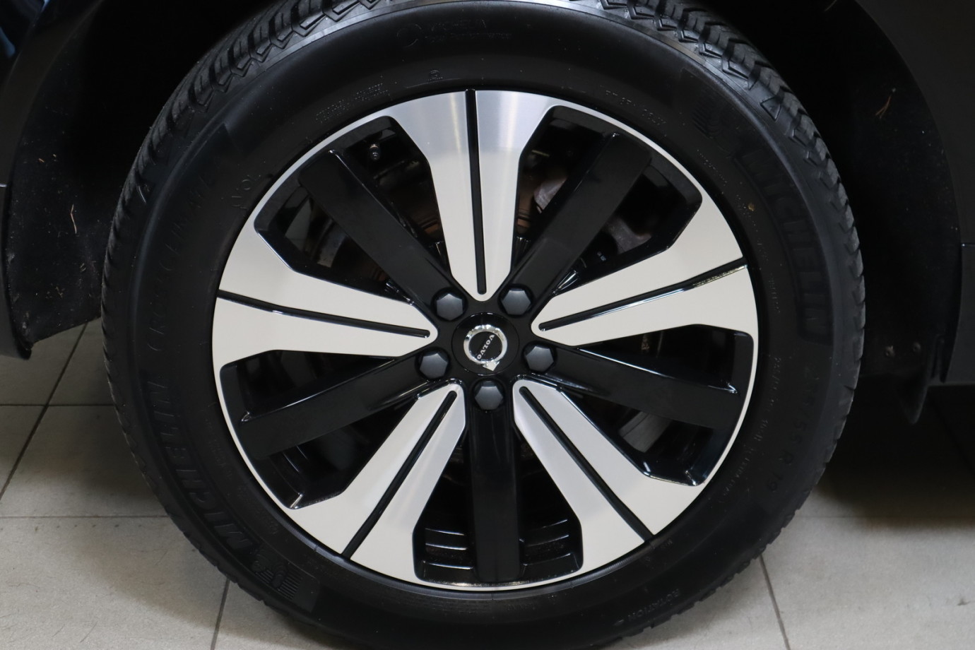 Esittelykuva VOLVO XC60 lataushybridiautosta.