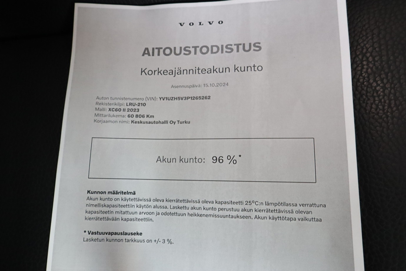 Esittelykuva VOLVO XC60 lataushybridiautosta.