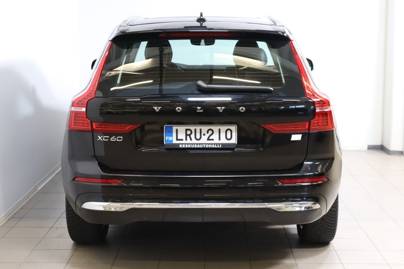 Esittelykuva VOLVO XC60 lataushybridiautosta.