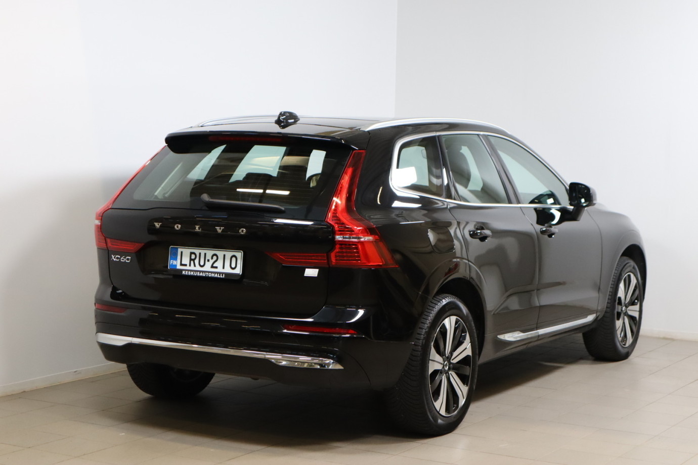 Esittelykuva VOLVO XC60 lataushybridiautosta.