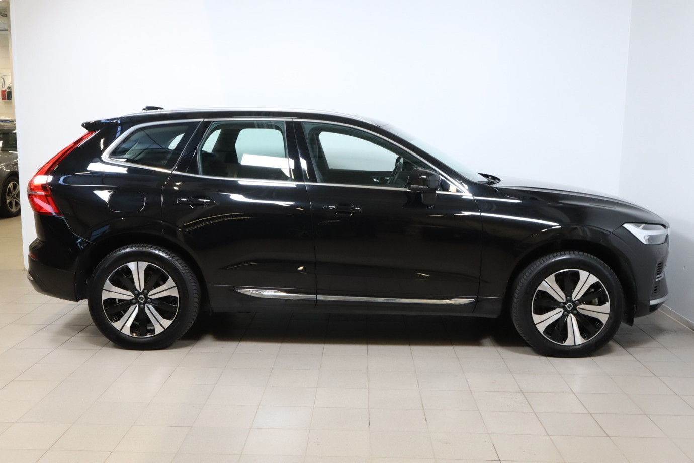 Esittelykuva VOLVO XC60 lataushybridiautosta.