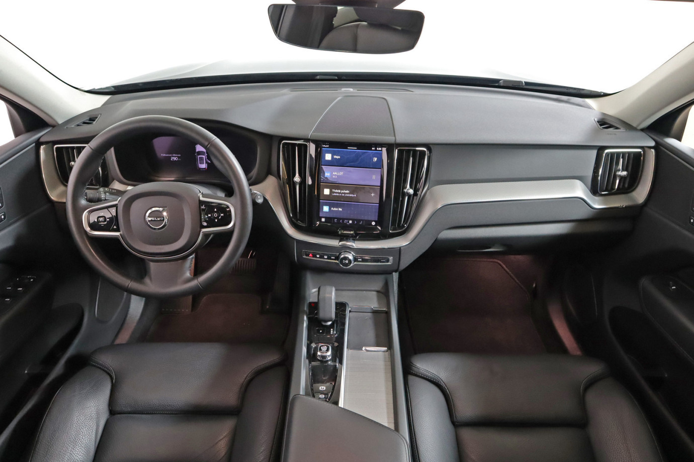 Esittelykuva VOLVO XC60 lataushybridiautosta.