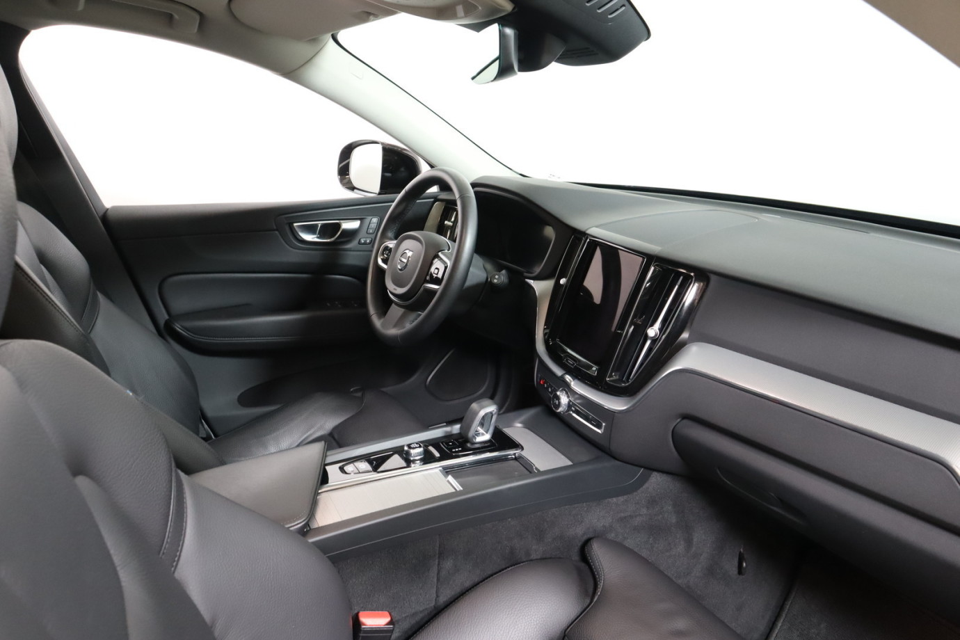 Esittelykuva VOLVO XC60 lataushybridiautosta.