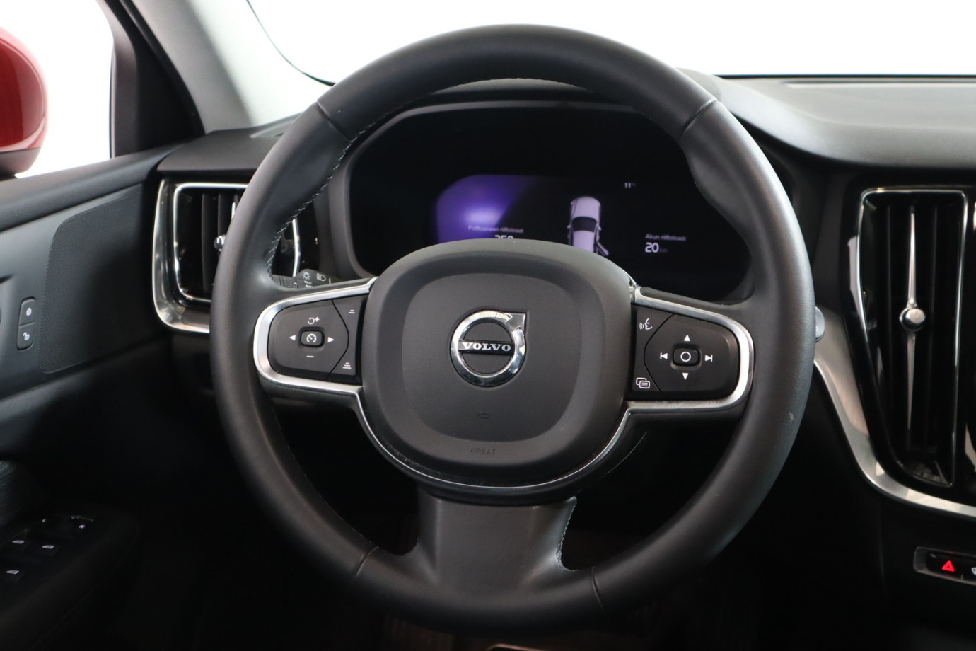Esittelykuva VOLVO V60 lataushybridiautosta.