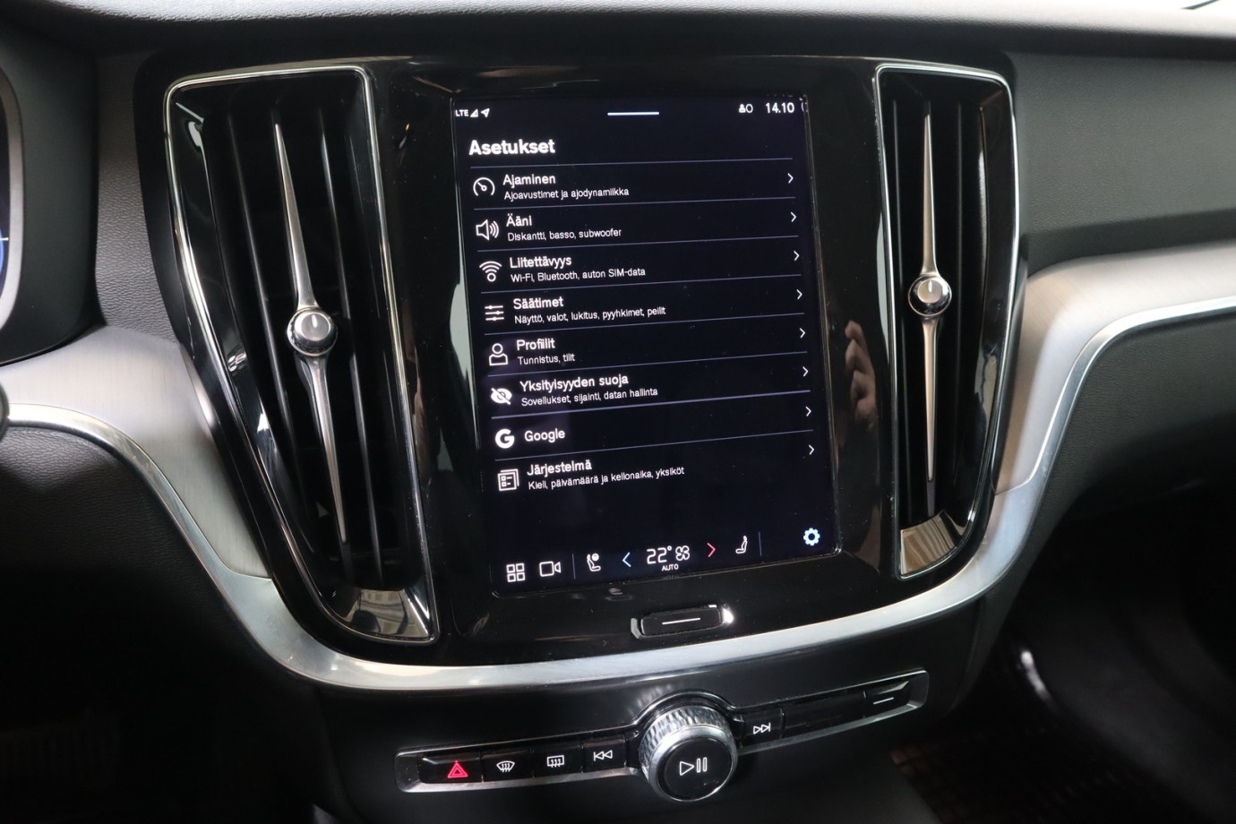 Esittelykuva VOLVO V60 lataushybridiautosta.