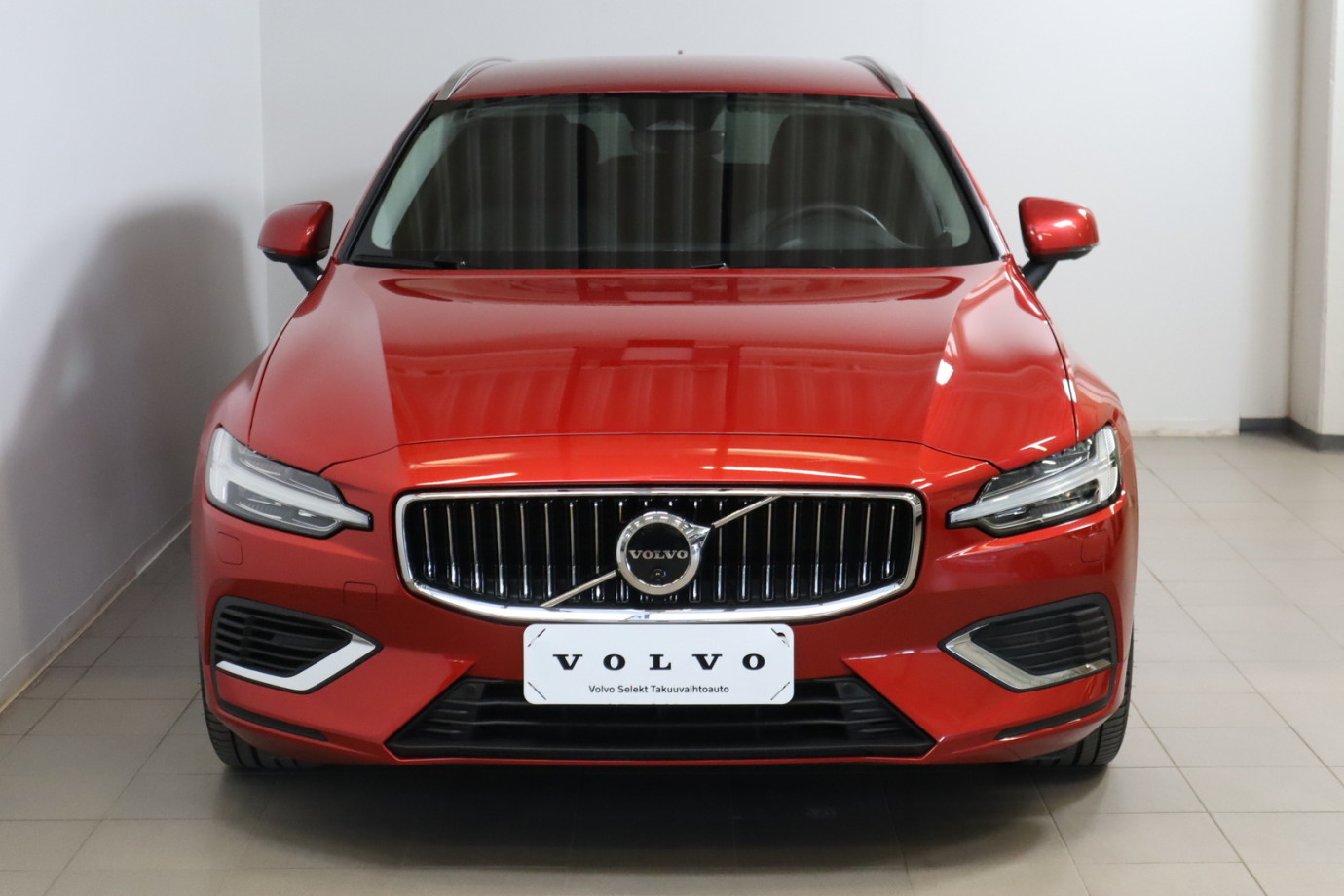 Esittelykuva VOLVO V60 lataushybridiautosta.