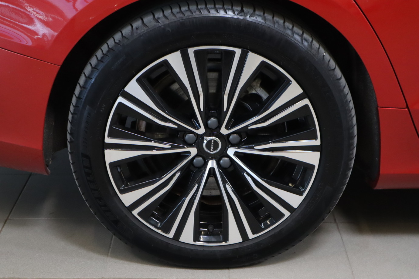 Esittelykuva VOLVO V60 lataushybridiautosta.