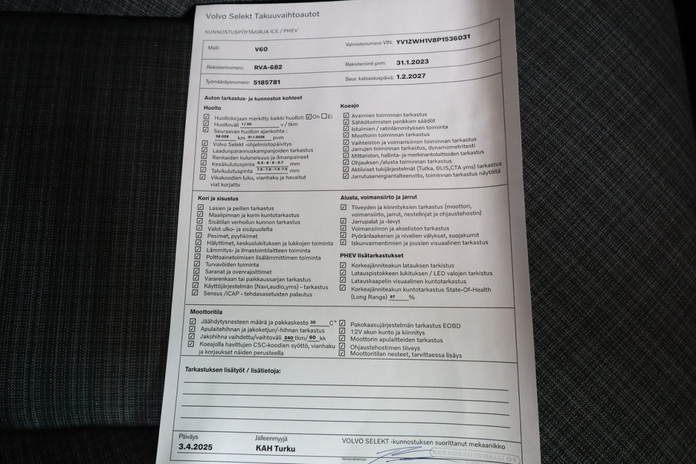 Esittelykuva VOLVO V60 lataushybridiautosta.
