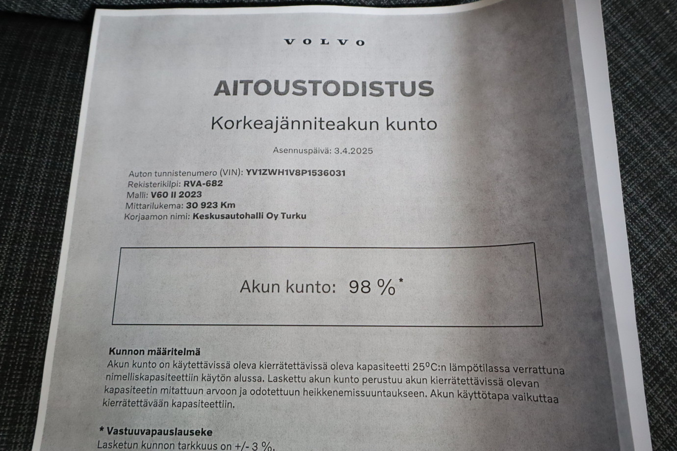 Esittelykuva VOLVO V60 lataushybridiautosta.