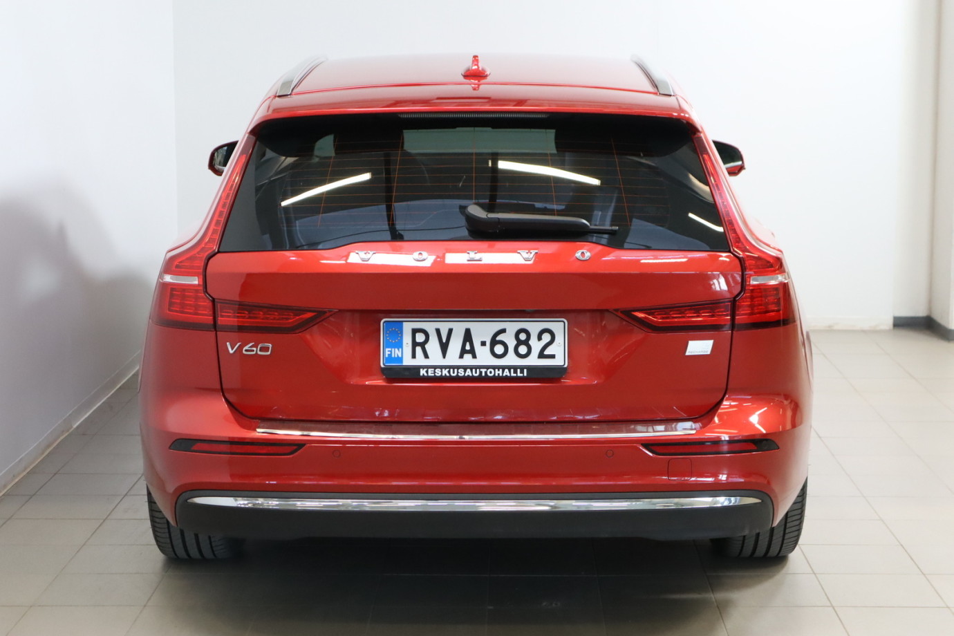 Esittelykuva VOLVO V60 lataushybridiautosta.