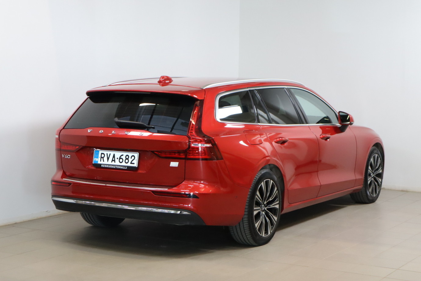 Esittelykuva VOLVO V60 lataushybridiautosta.