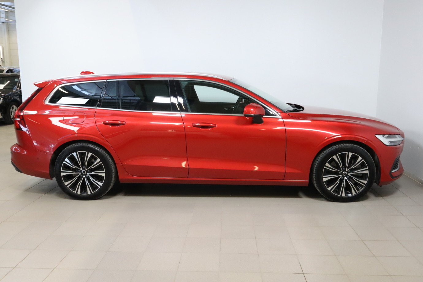 Esittelykuva VOLVO V60 lataushybridiautosta.