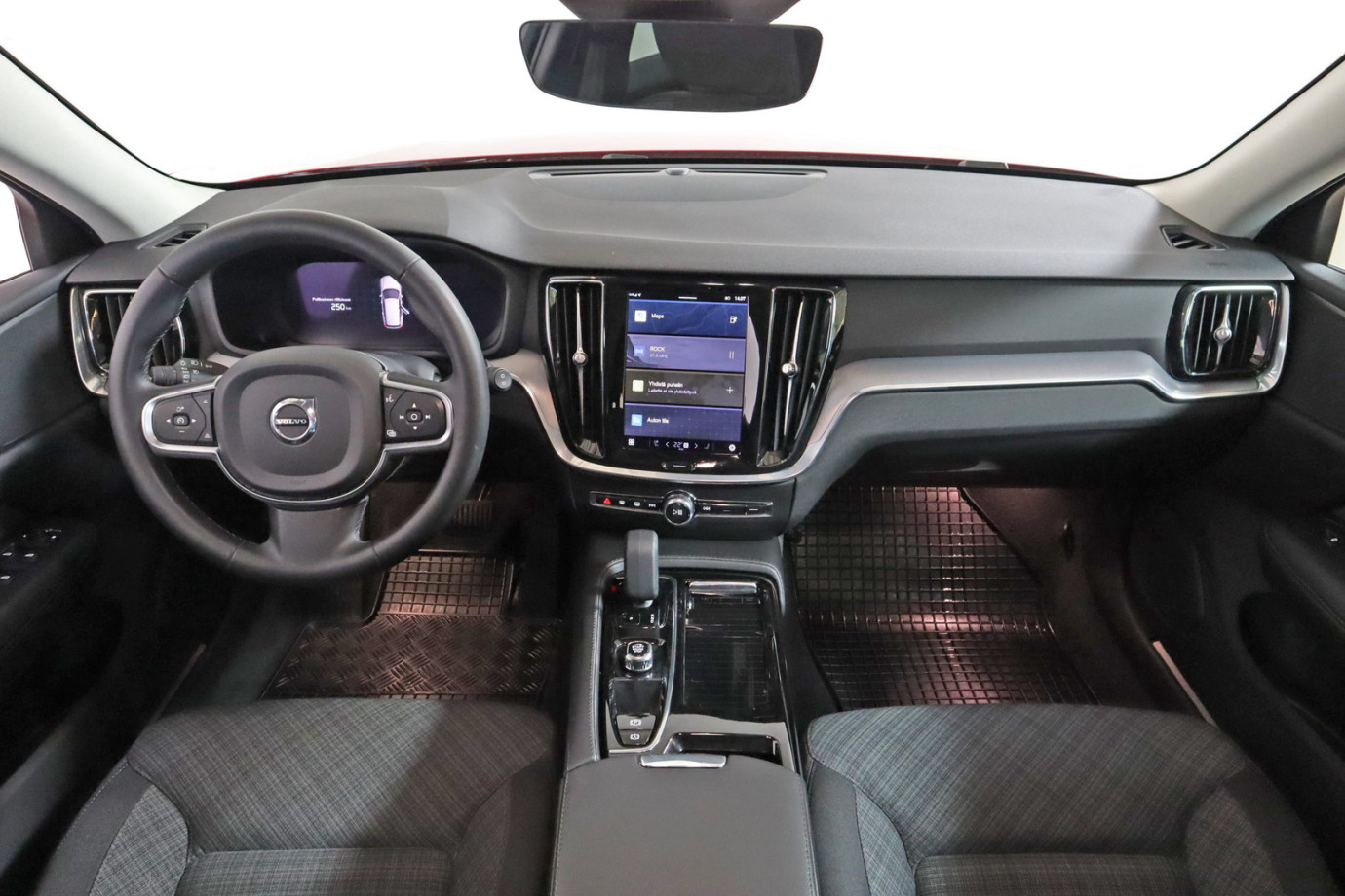 Esittelykuva VOLVO V60 lataushybridiautosta.