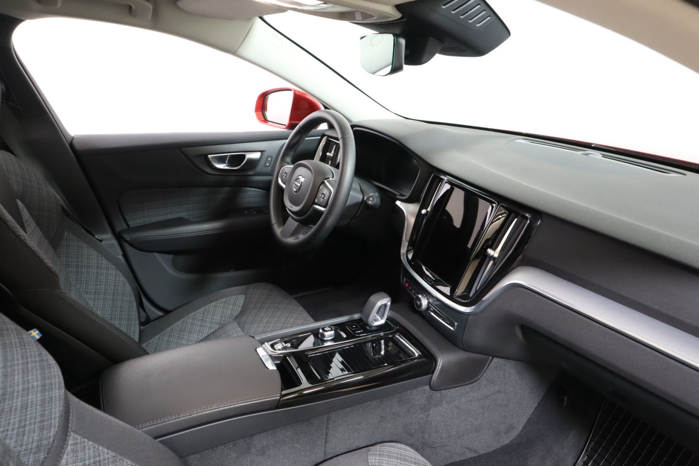 Esittelykuva VOLVO V60 lataushybridiautosta.