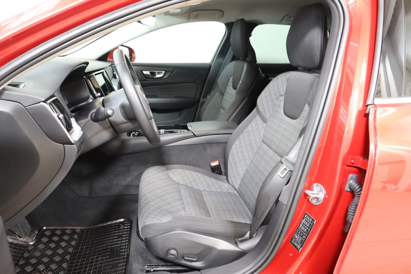 Esittelykuva VOLVO V60 lataushybridiautosta.