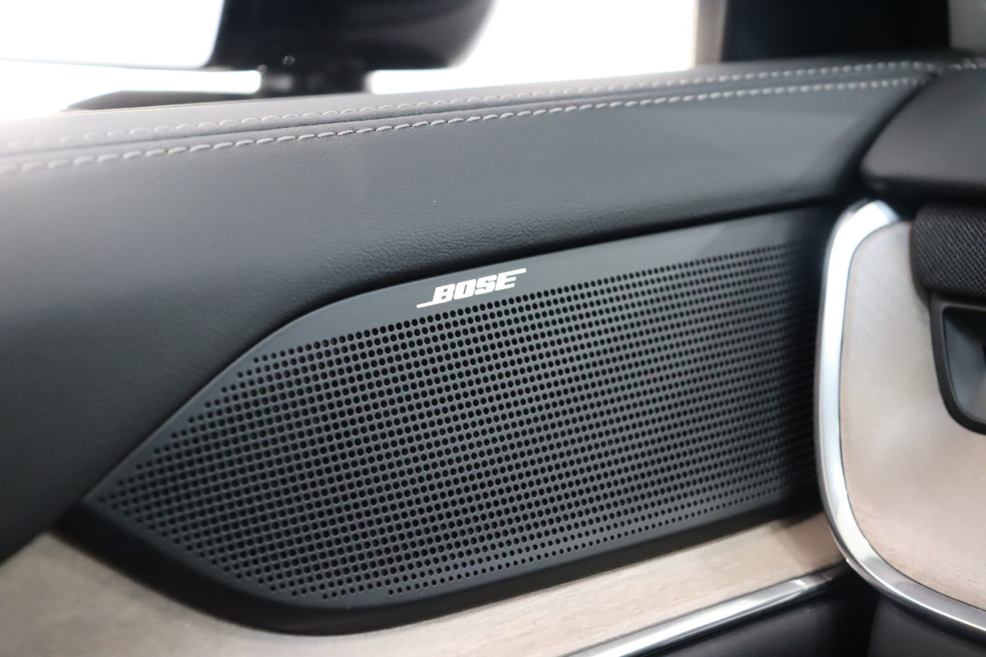 Esittelykuva VOLVO EX90 täyssähköautosta.