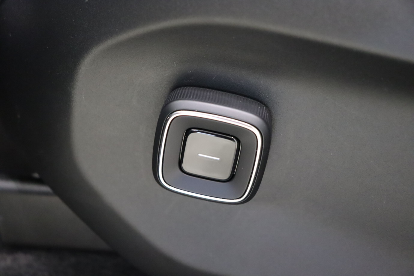 Esittelykuva VOLVO EX90 täyssähköautosta.