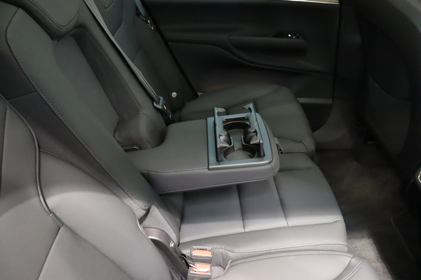 Esittelykuva VOLVO EX90 täyssähköautosta.