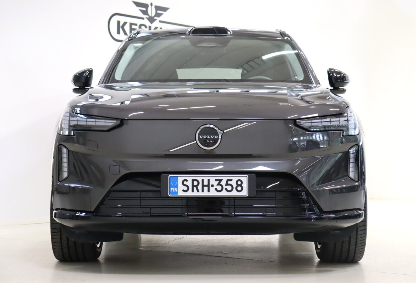 Esittelykuva VOLVO EX90 täyssähköautosta.