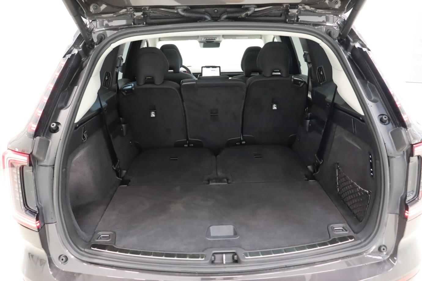 Esittelykuva VOLVO EX90 täyssähköautosta.