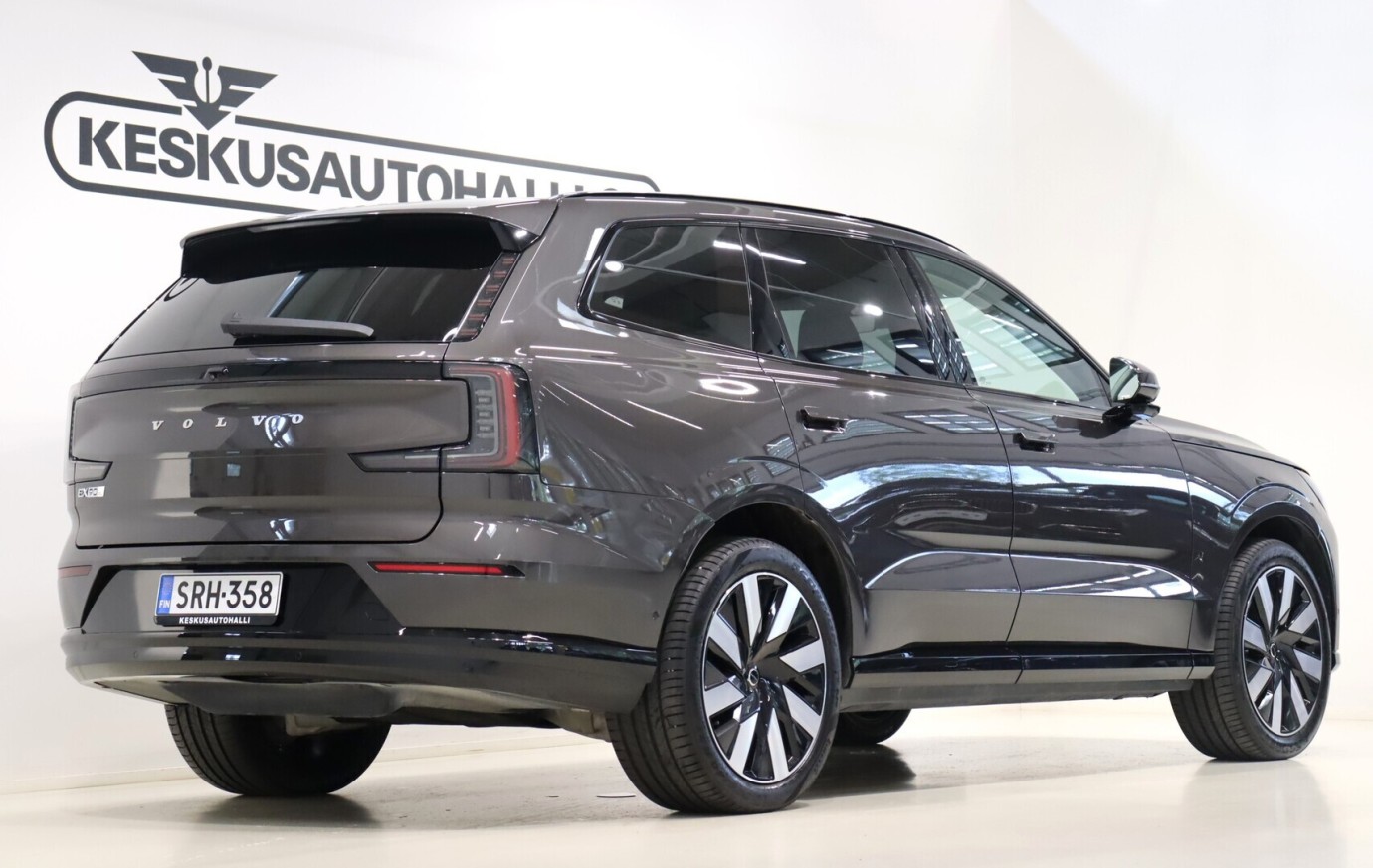 Esittelykuva VOLVO EX90 täyssähköautosta.