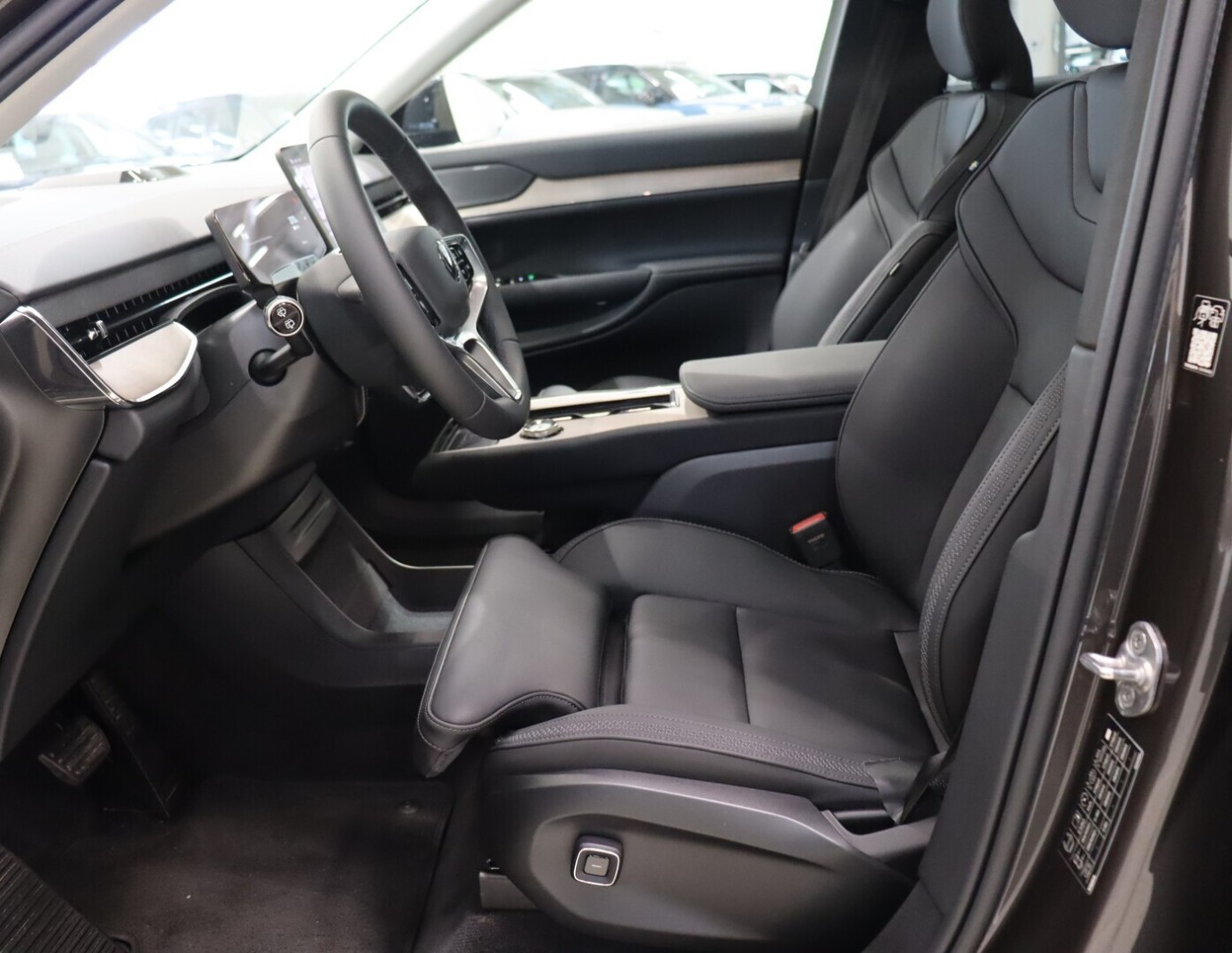 Esittelykuva VOLVO EX90 täyssähköautosta.