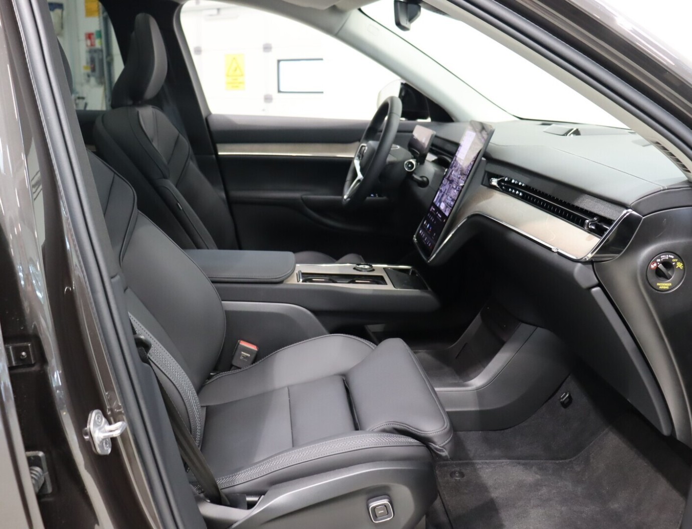 Esittelykuva VOLVO EX90 täyssähköautosta.