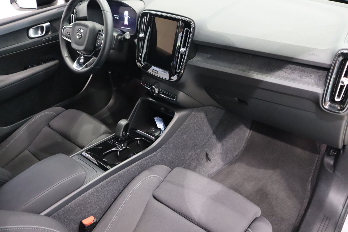 Esittelykuva VOLVO XC40 täyssähköautosta.