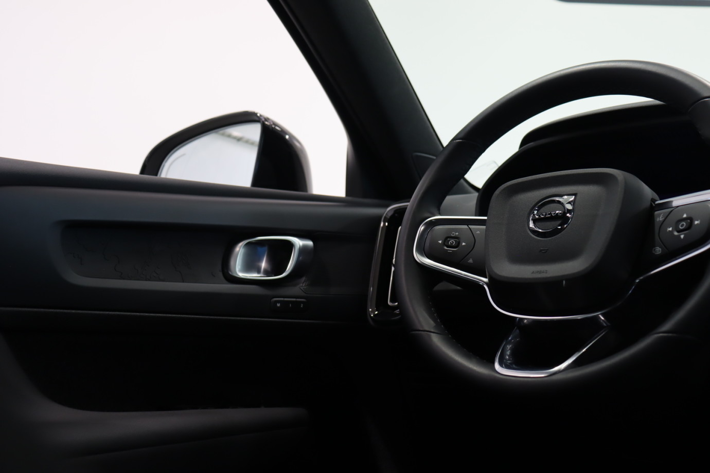 Esittelykuva VOLVO XC40 täyssähköautosta.