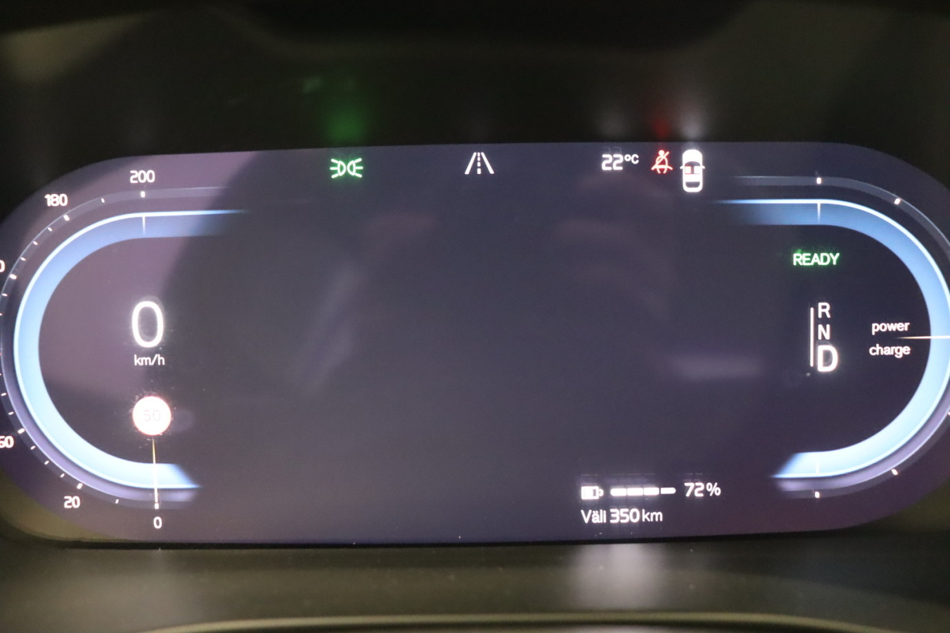 Esittelykuva VOLVO XC40 täyssähköautosta.