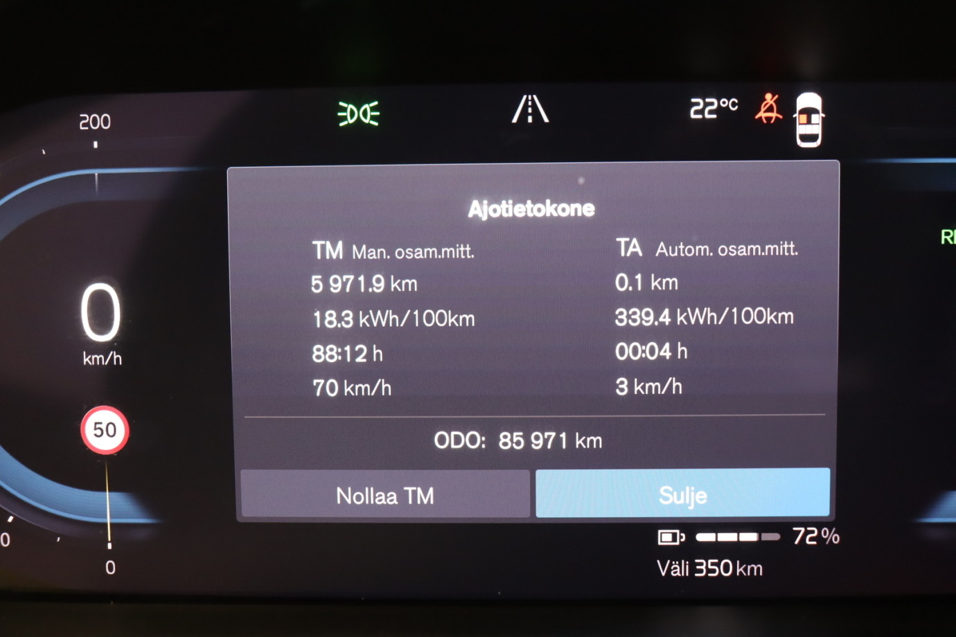 Esittelykuva VOLVO XC40 täyssähköautosta.
