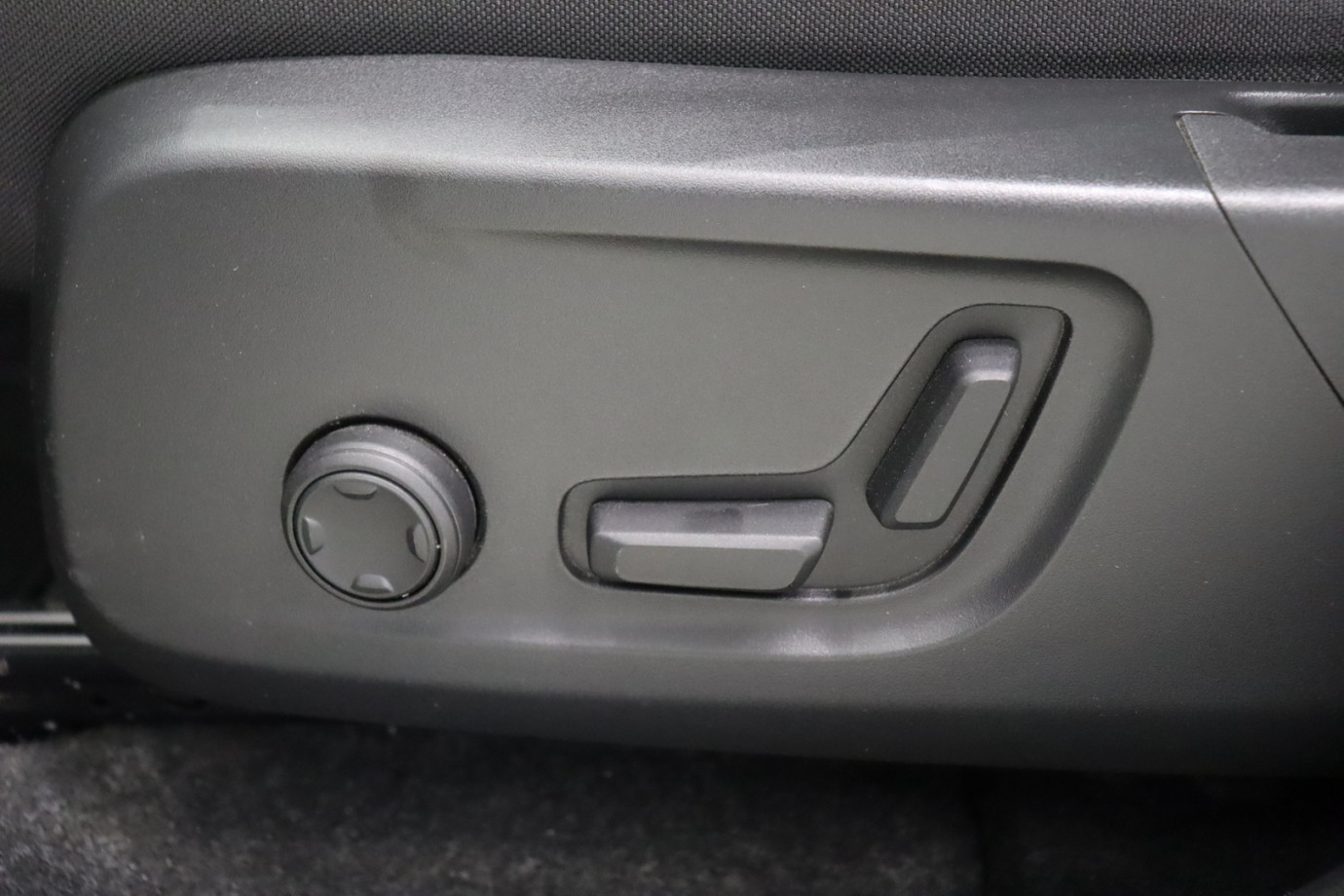 Esittelykuva VOLVO XC40 täyssähköautosta.