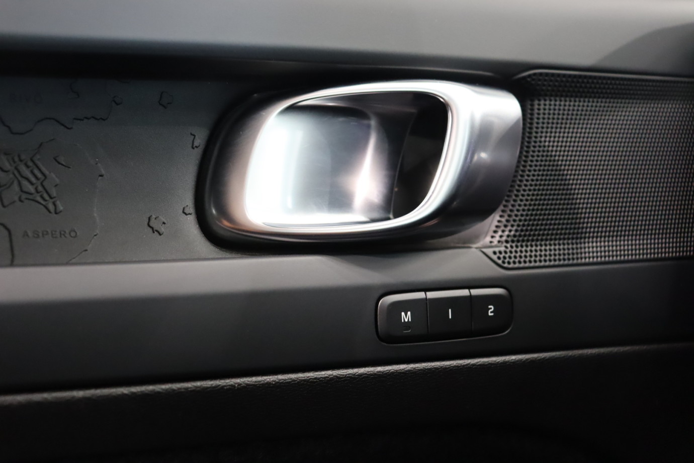Esittelykuva VOLVO XC40 täyssähköautosta.