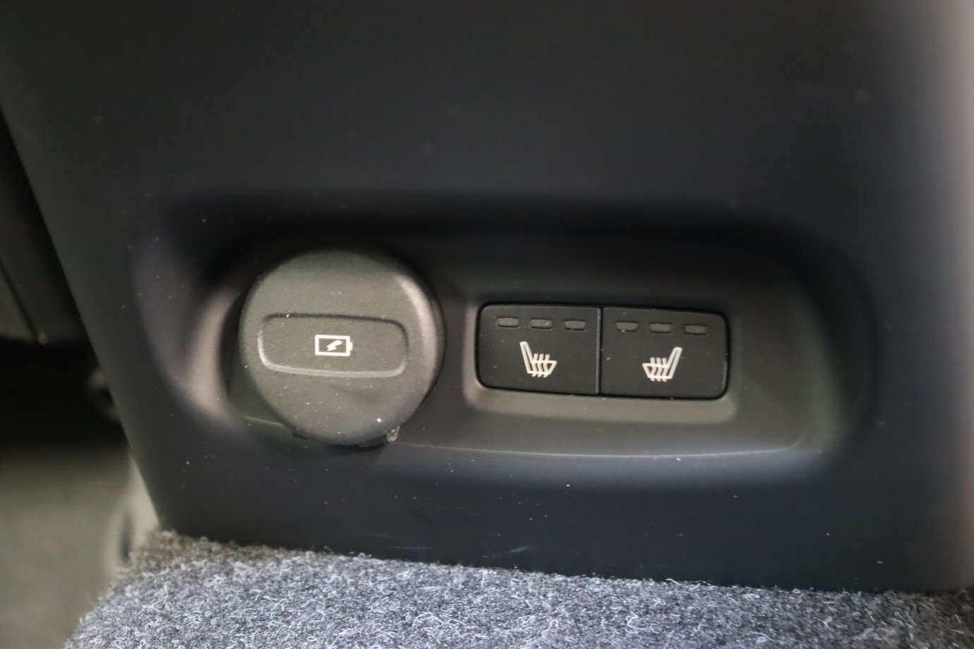 Esittelykuva VOLVO XC40 täyssähköautosta.